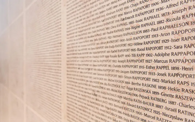 Inauguré en 2005, le Mur des noms est un dispositif du Mémorial de la Shoah à Paris. Il regroupe les noms des 75 568 Juifs déportés de France, dont 11 400 enfants