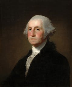 Un hombre de pelo blanco del siglo XVIII con abrigo negro y camisa blanca de cuello alto.