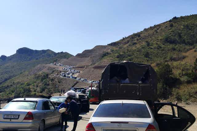 Embouteillage de voitures sur une route de montagne