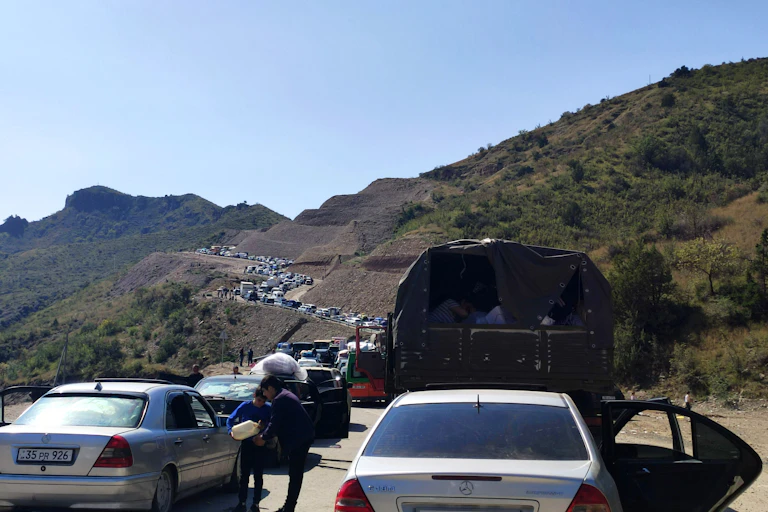 Embouteillage de voitures sur une route de montagne