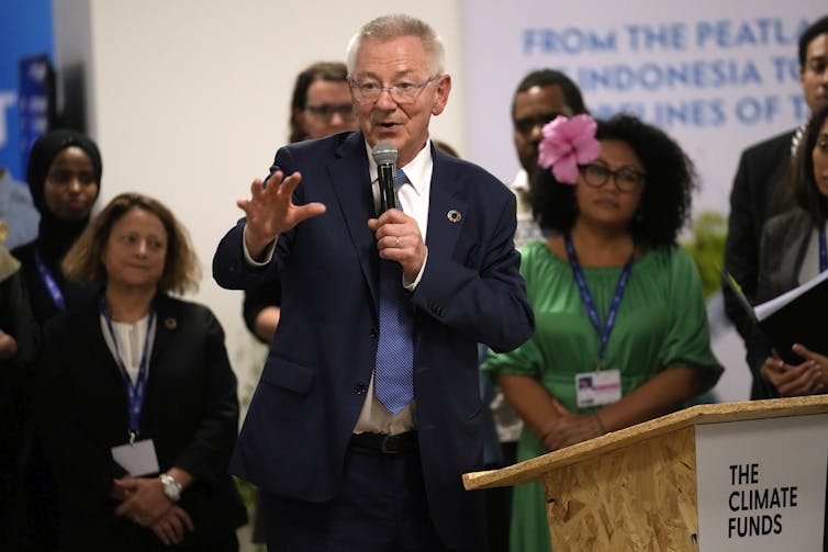 Andrew Steer, presidente y consejero delegado del Fondo Bezos para la Tierra, habla en la COP28.