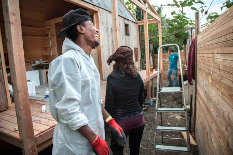 Les ouvriers du projet IMBY en plein chantier participatif.