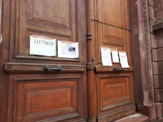 Le portail d’entrée de l’Institut d’anatomie à l’Université de Strasbourg, sur lequel a été scotché le numéro matricule de Menachem Taffel et de coupures de presse à l’occasion d’une cérémonie organisée en mémoire des 86 victimes par le cercle