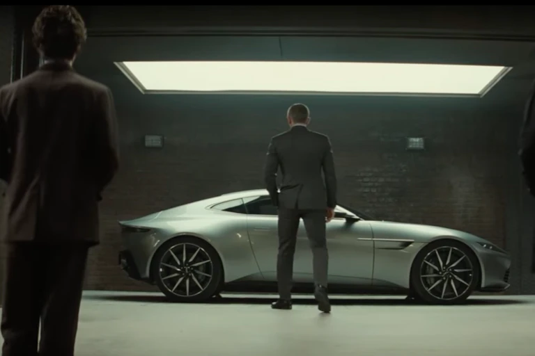 James Bond découvre une nouvelle Aston Martin