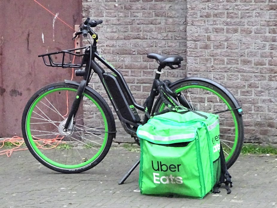 Vélo aux couleurs d'Uber Eats