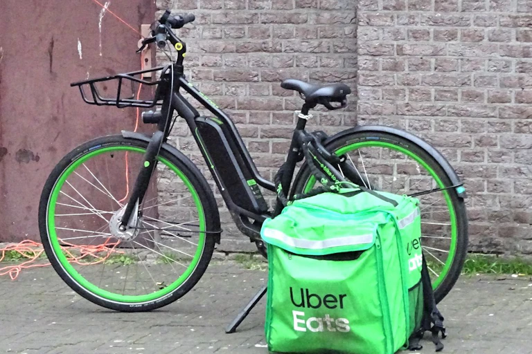 Vélo aux couleurs d'Uber Eats