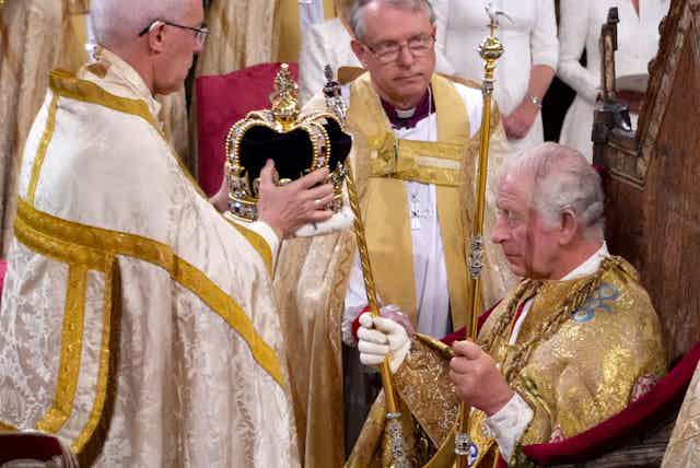 L'archevêque de Canterbury Justin Welby place la couronne de Saint Édouard sur la tête du roi Charles III de Grande-Bretagne lors de la cérémonie de couronnement à l'intérieur de l'abbaye de Westminster, dans le centre de Londres, le 6 mai 2023.