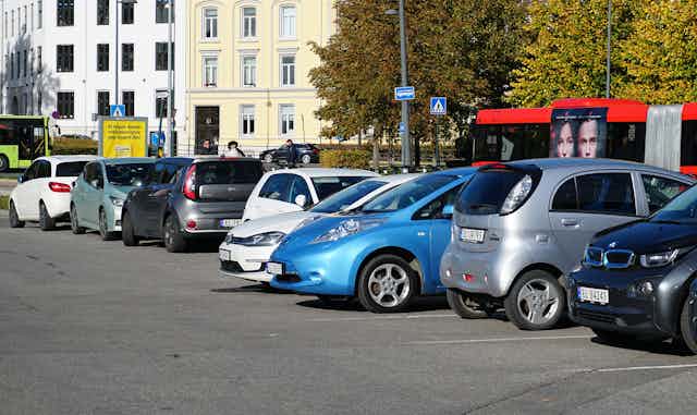 Voitures électriques garées sur un parking d'Oslo en Norvège