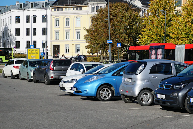 Voitures électriques garées sur un parking d'Oslo en Norvège