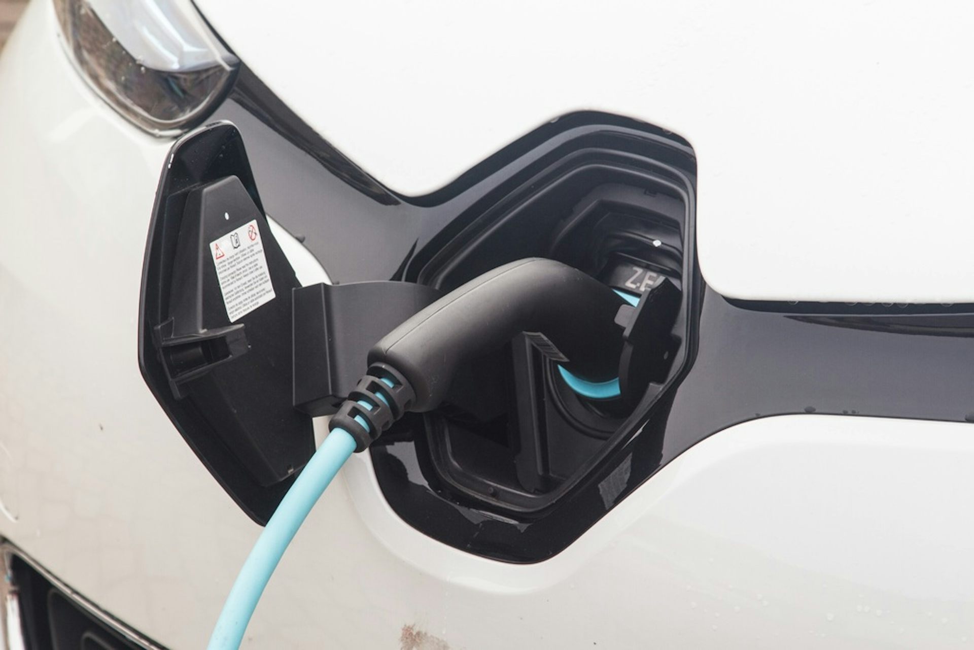 Voiture en cours de recharge