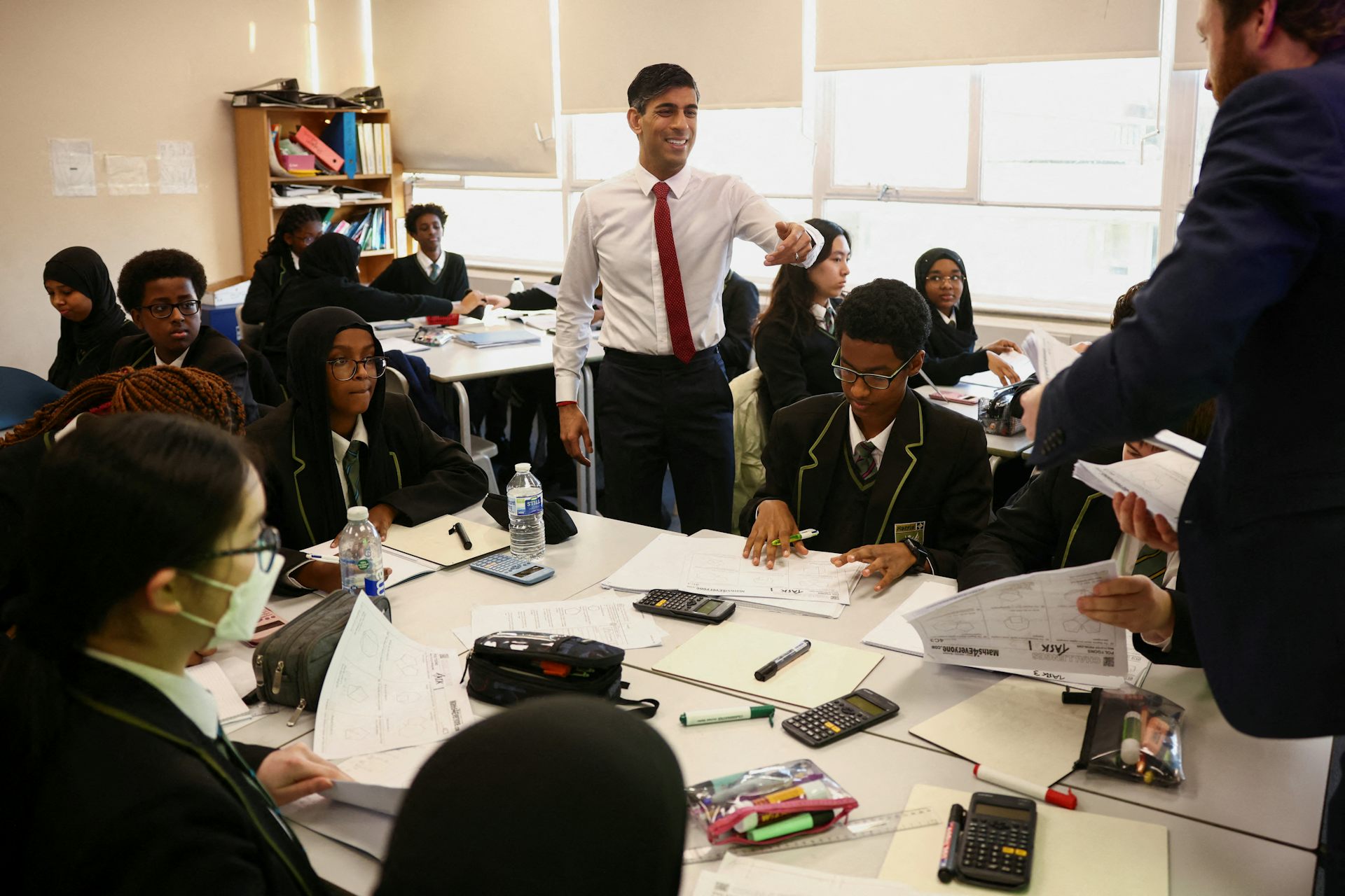 Le premier ministre britannique Rishi Sunak avec des élèves lors de sa visite à l’école secondaire Harris Academy dans le sud-ouest de Londres, le 6 janvier 2023.