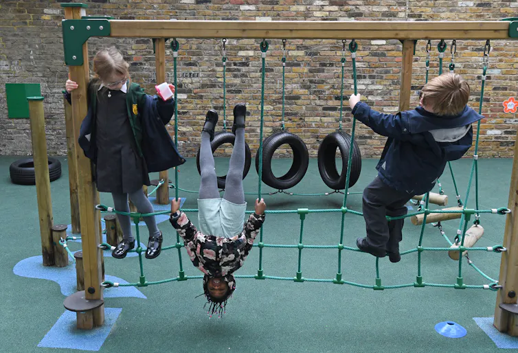 Des élèves de deuxième année jouent pendant la pause à l’école Halley House dans l’est de Londres, le 8 mars 2021