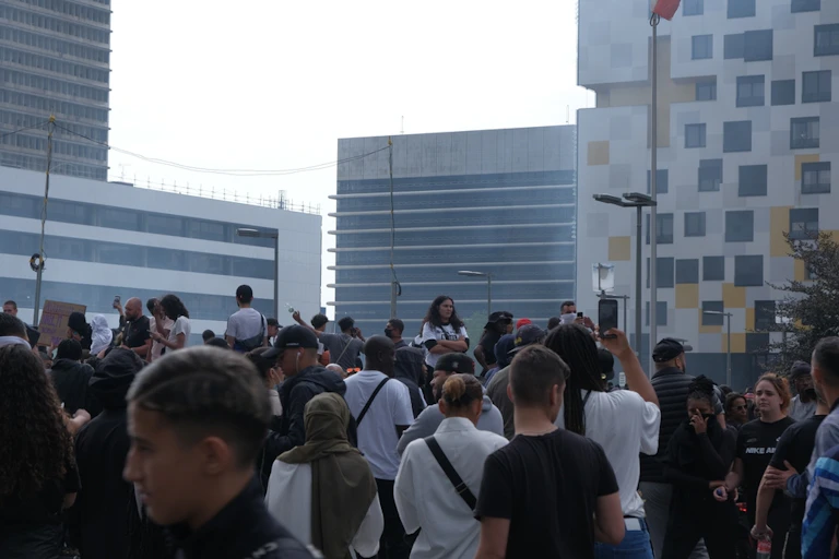 Foule réunie à la préfecture de Nanterre