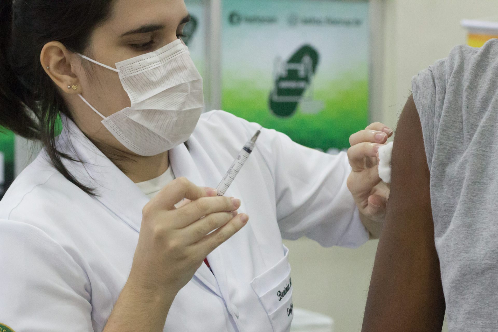 An&aacute;lise: Precisamos de uma nova vacina contra a Covid-19 ou imunizar mais  com a vacina atual?