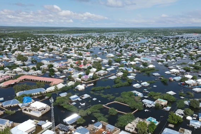 Une ville est submergée par les inondations.
