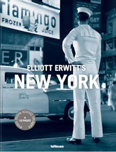 20 世紀 50 年代的紐約，一名身穿白色制服的水手站在計程車前。