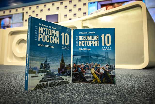 Deux livres d'histoire russe côte à côte