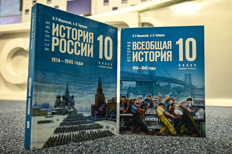 Deux livres d'histoire russe côte à côte