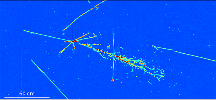 Esta es una imagen real de partículas interaccionando en argón líquido en ProtoDUNE.CERN, CC BY