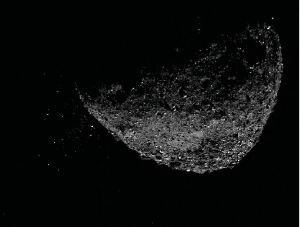 El asteroide Bennu eyectando partículas de su superficie el 6 de enero de 2019 según una combinación de imágenes obtenida por la cámara NavCam 1 a bordo de la nave espacial OSIRIS-REx. OSIRIS-REx/NASA