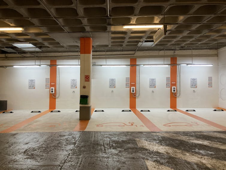 Puntos de recarga de vehículos eléctricos en un aparcamiento subterráneo de Bilbao, España.