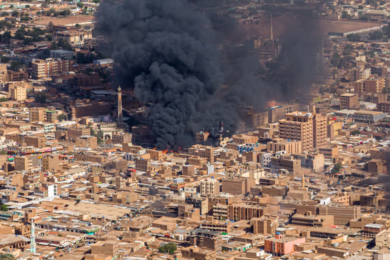 Gros nuage de fumée noire au-dessus de Khartoum