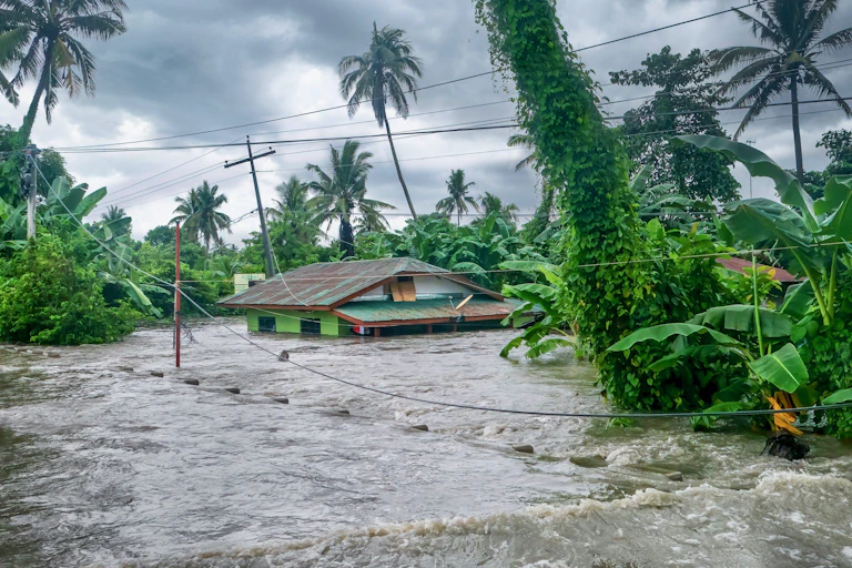 Una vivienda casi totalmente por el agua de una inundación.
