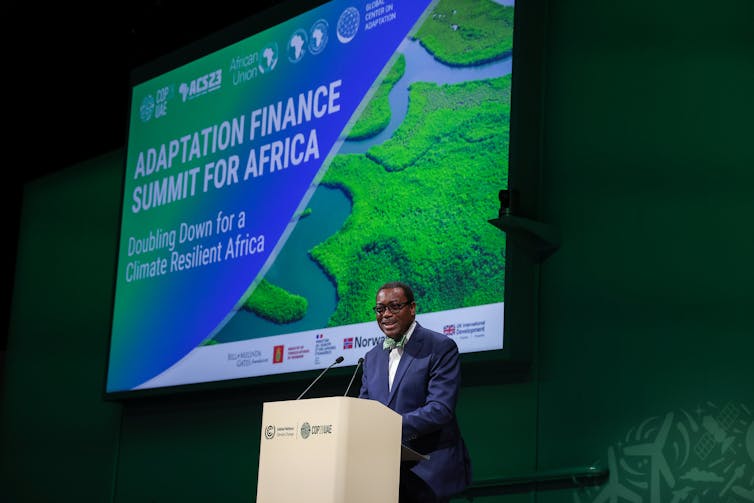 Akinwumi Adesina, presidente del Banco Africano de Desarrollo, habla frente a un atril.