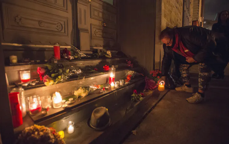 Une femme avec des bougies, sur des marches