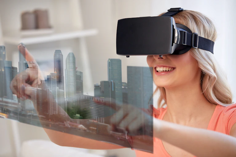 Joven feliz con gafas virtuales observando una ciudad.