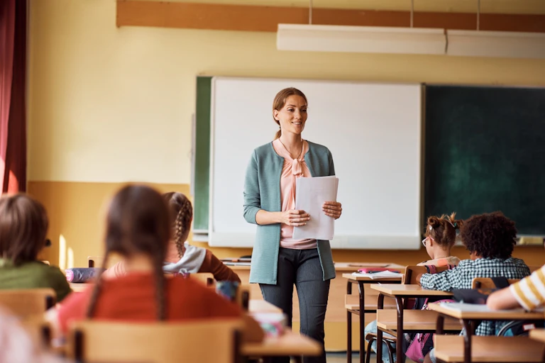 Professeur parlant à un groupe d'enfants à l'école.