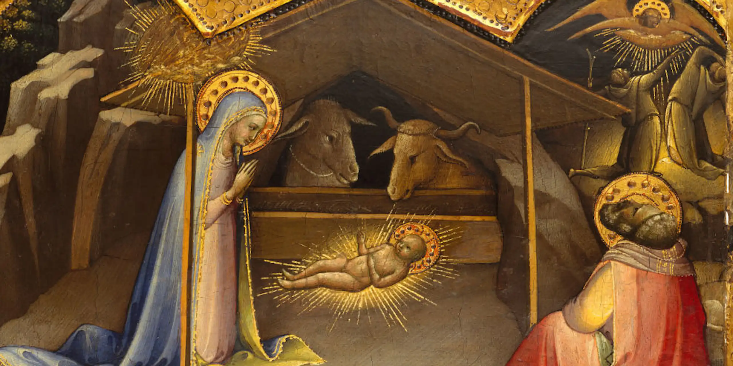 Una pintura con colores oscuros y dorados muestra a María y José en el pesebre con el niño Jesús.