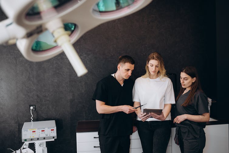 Surgeons discuss a patient's case