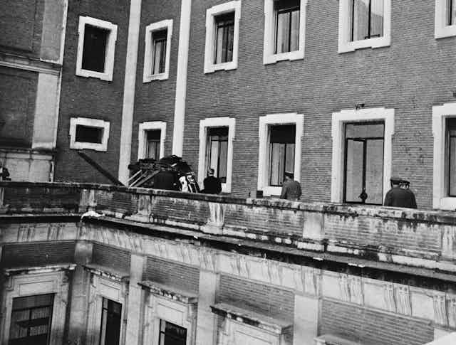 El coche del presidente de España Carrero Blanco, en el balcón de la Casa Profesa de Madrid, inmediatamente después del atentado.
