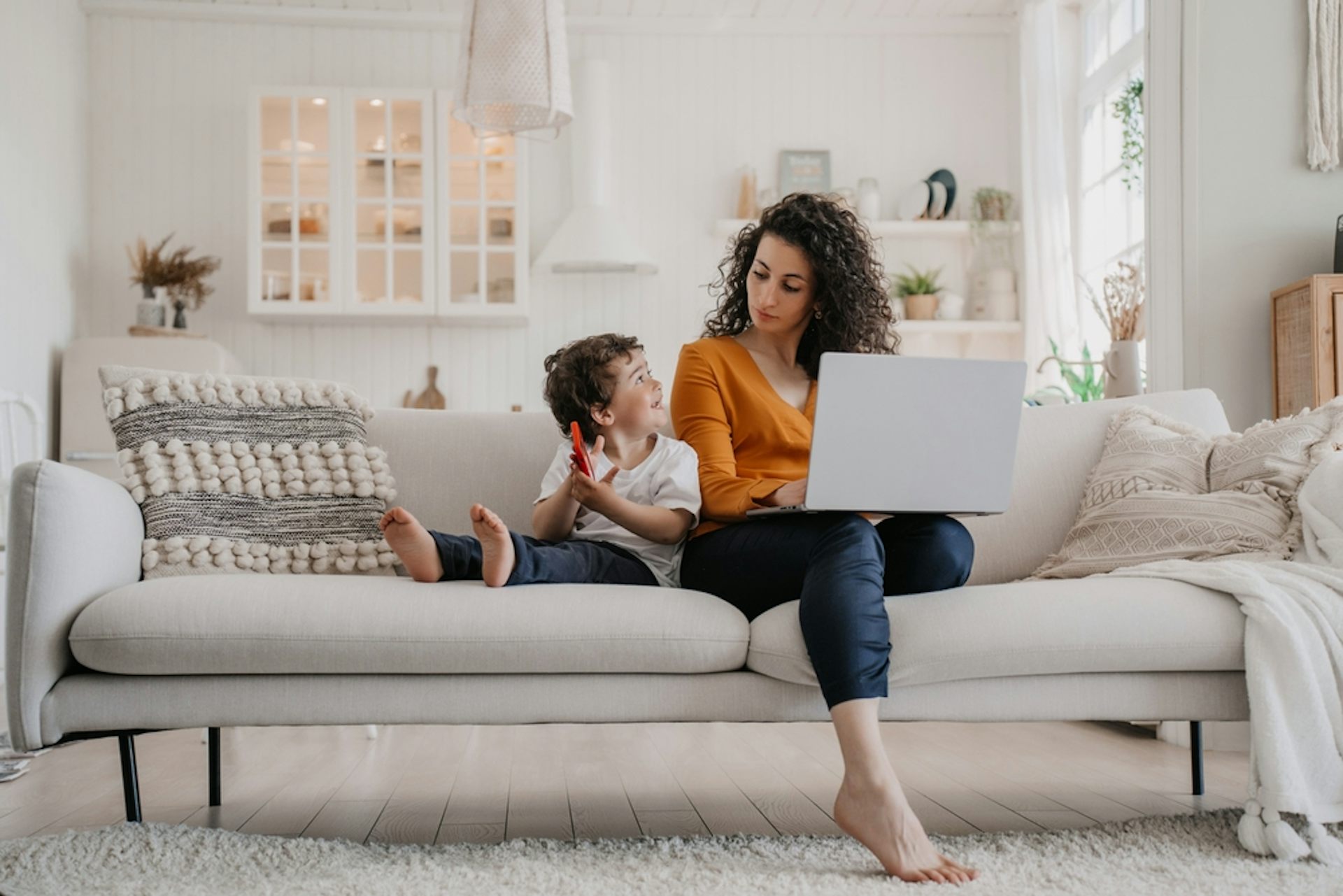 jeune femme sur le sofa avec son enfant