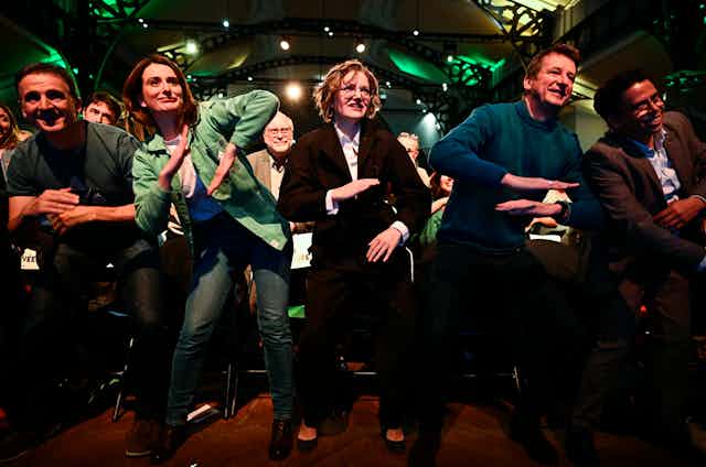 La secrétaire nationale d'Europe-Ecologie-Les Verts (EELV) Marine Tondelier, la tête de liste d'EELV Marie Toussaint  et l'ancien candidat à la présidentielle d'EELV Yannick Jadot dansent lors du premier meeting de campagne du parti pour les élections européennes de 2024.