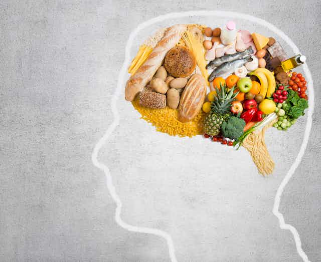 Illustration de différents aliments en forme de cerveau.