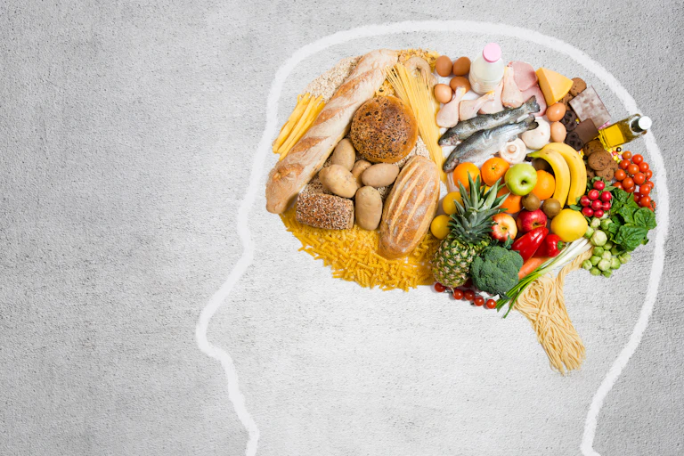 Illustration de différents aliments en forme de cerveau.