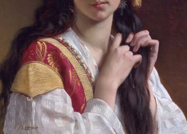 Pintura de una mujer de pelo largo que se hace una trenza con las manos.