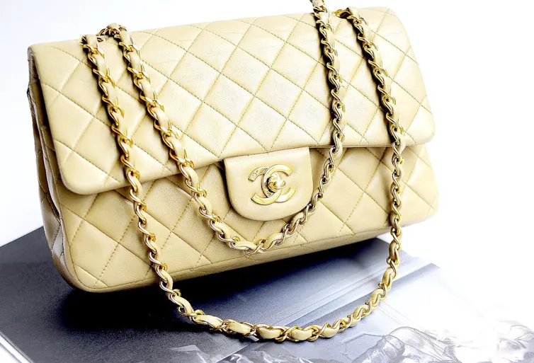 Sac modèle « it bag » 2.55 de Chanel)