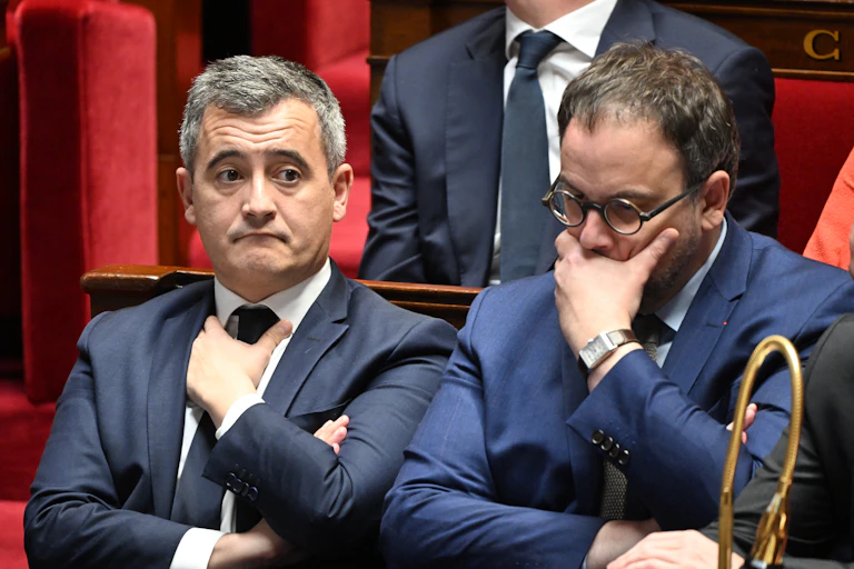 Le ministre de l'Intérieur Gerald Darmanin et le ministre de la Santé Aurélien Rousseau assistent à une séance de questions au gouvernement à l'Assemblée nationale le 12 décembre 2023. La veille, une motion de rejet a été adoptée contre le projet de loi sur l'immigration, portant un coup dur au gouvernement du président Emmanuel Macron.