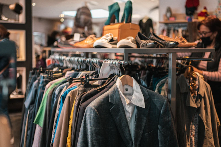portant de vêtements dans une boutique