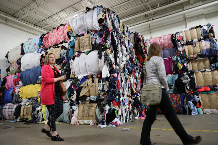 Femmes qui marchent dans un entrepôt textile