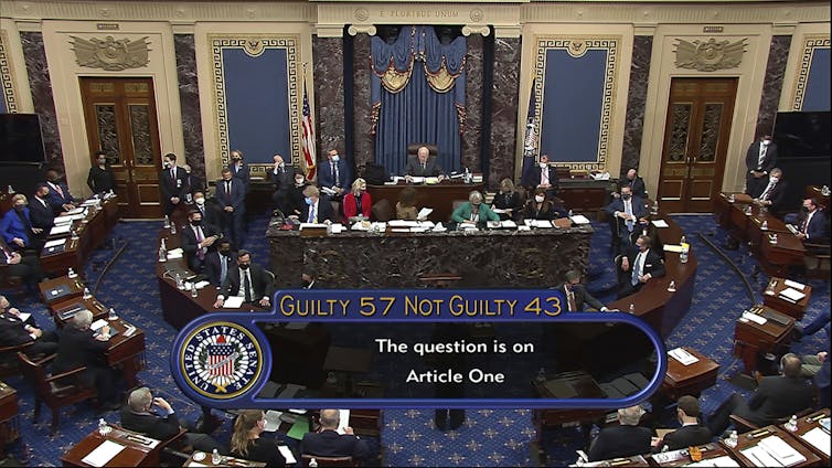 Una vista del pleno del Senado de Estados Unidos con un gráfico que muestra la votación final de 57 a 43, para absolver al expresidente Donald Trump del cargo de impeachment, de incitación a la insurrección.