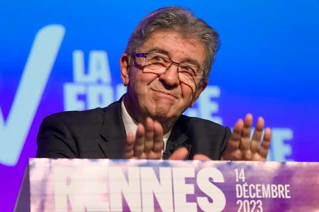 Jean-Luc Mélenchon lors d'un meeting pour la paix et axé sur la situation nationale et internationale le 14 décembre 2023 à Rennes.