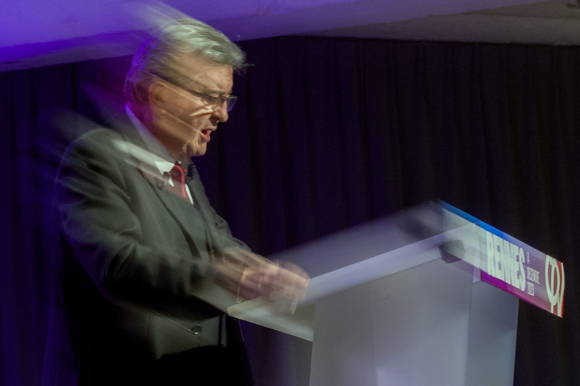 Le fondateur du parti de gauche français La France Insoumise (LFI) Jean-Luc Melenchon prononce un discours alors qu'il participe à une réunion pour la paix et axée sur la situation nationale et internationale à Rennes, dans l'ouest de la France, le 14 déc