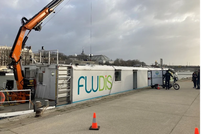 Chargement de colis et de vélos électriques sur une barge Fluidis à Paris
