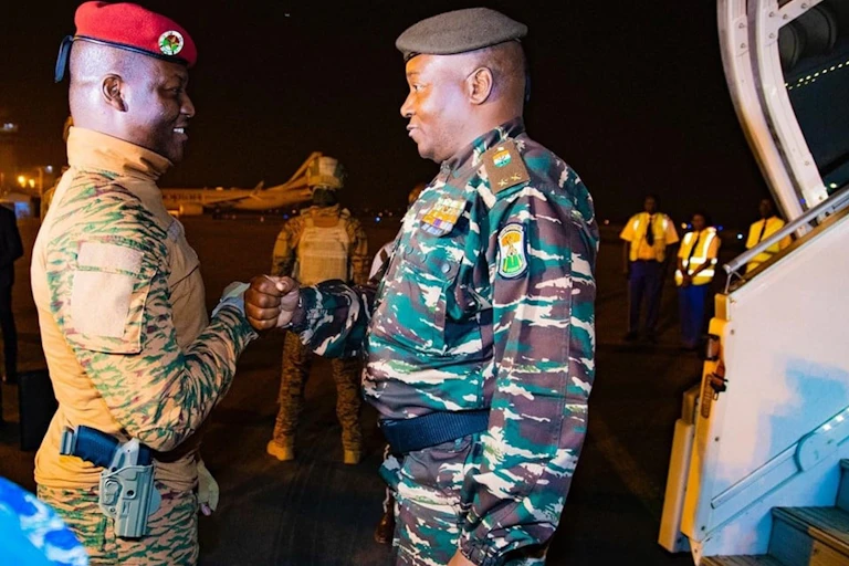 Deux hommes en uniforme se serrent la main