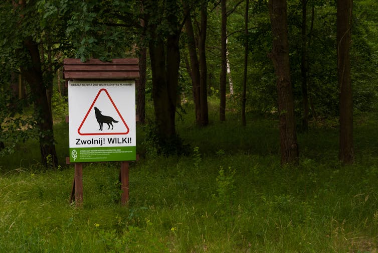 sign saying 'zwolnij wilki'