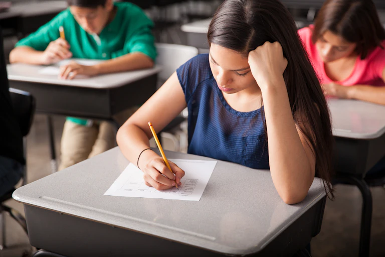 Groupe d'élèves du secondaire passant un examen dans une salle de classe